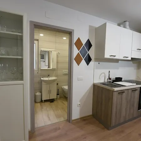 公寓 Quiet One-bedroom Near Center Free Parking *