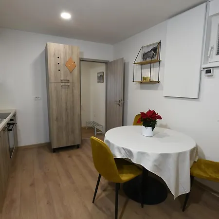 Quiet One-bedroom Near Center Free Parking דירה *