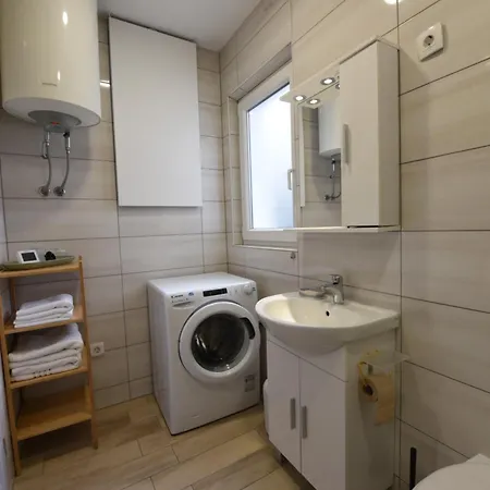 Quiet One-bedroom Near Center Free Parking Apartman *